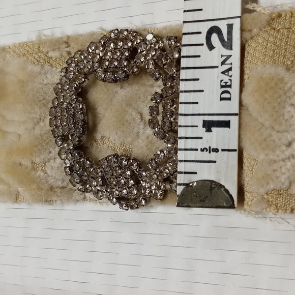 Textured Floral Rhinestone Bracelet - Picture 4 of 5